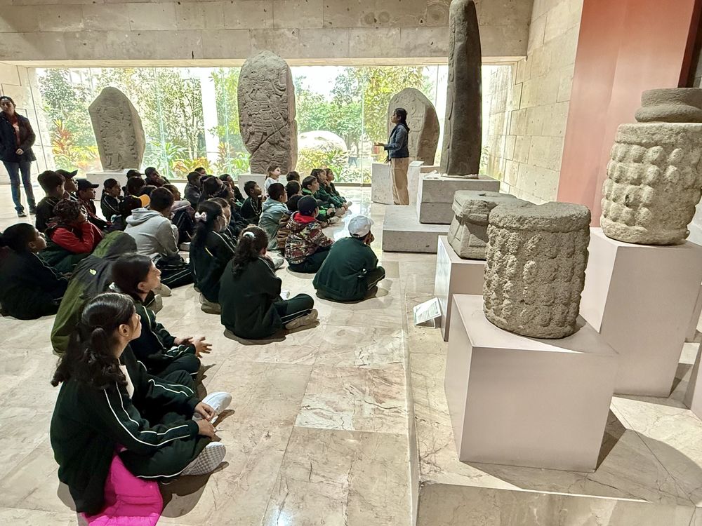 Alumnos en una visita cultural guiada