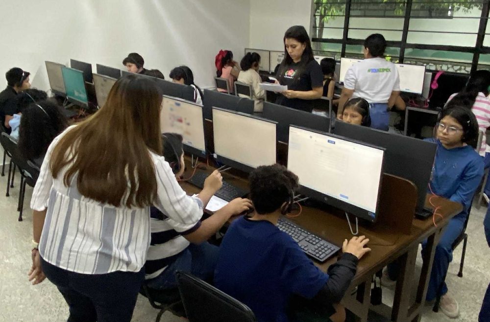 Alumnos de la Escuela Hispano Mexicana trabajando en la plataforma de acreditación Oxford